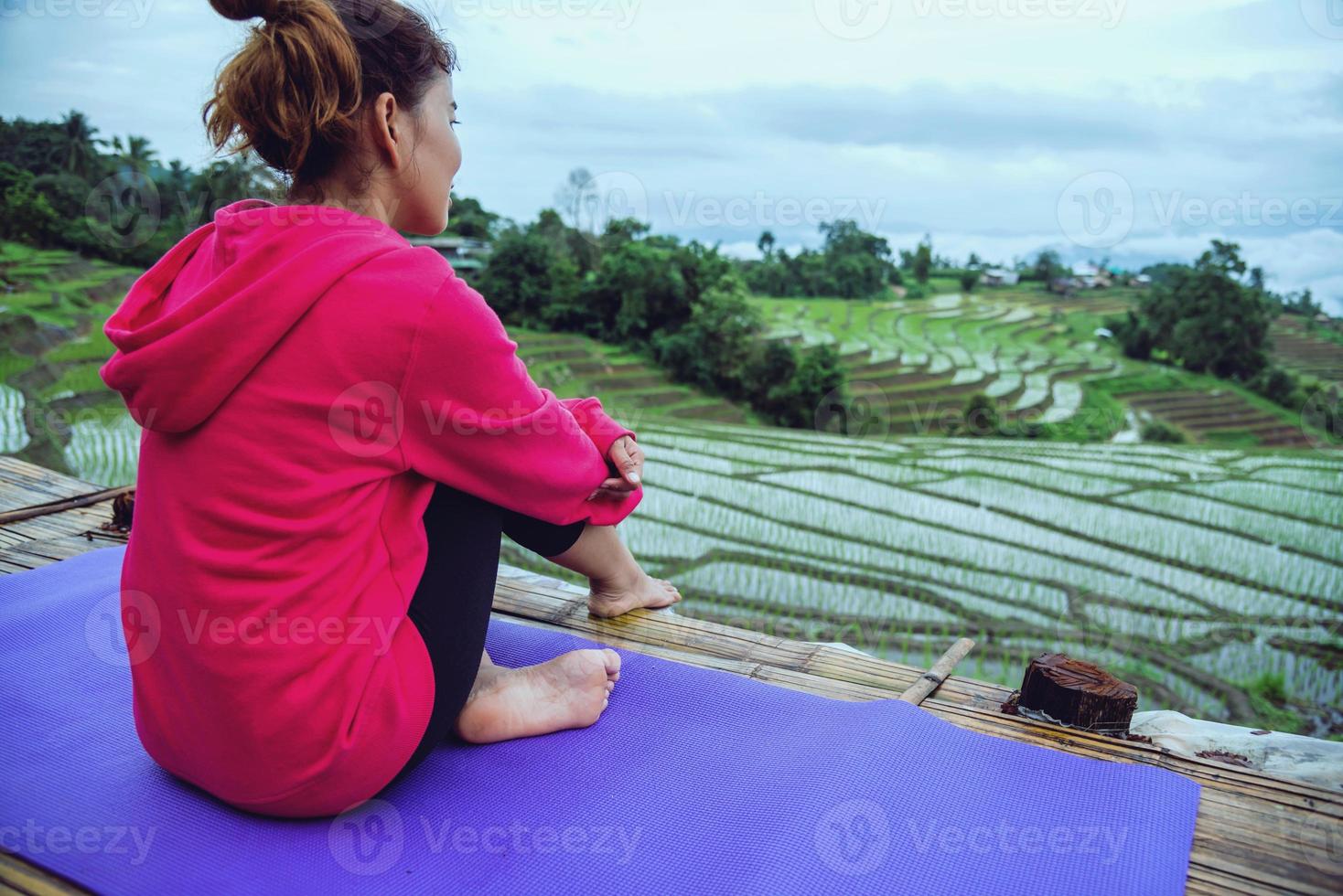 donna asiatica rilassarsi in vacanza. gioca se lo yoga. sul campo naturale del paesaggio del balcone. papongpieng in thailandia. foto