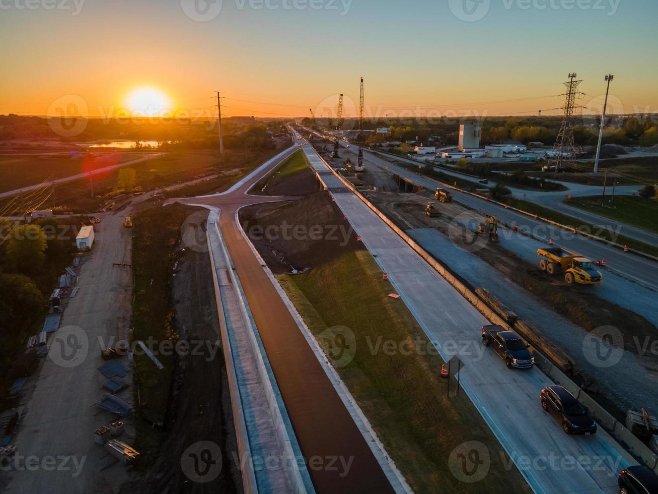 vista aerea della costruzione di strade nell'area urbana al tramonto foto