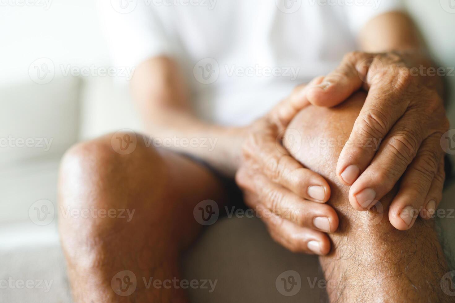 osteoartrite è Di Più Comune nel il anziano. cause ginocchio dolore, rigonfiamento, arrossamento, rigidità nel il ginocchio, attaccamento rumore nel il ginocchio. foto