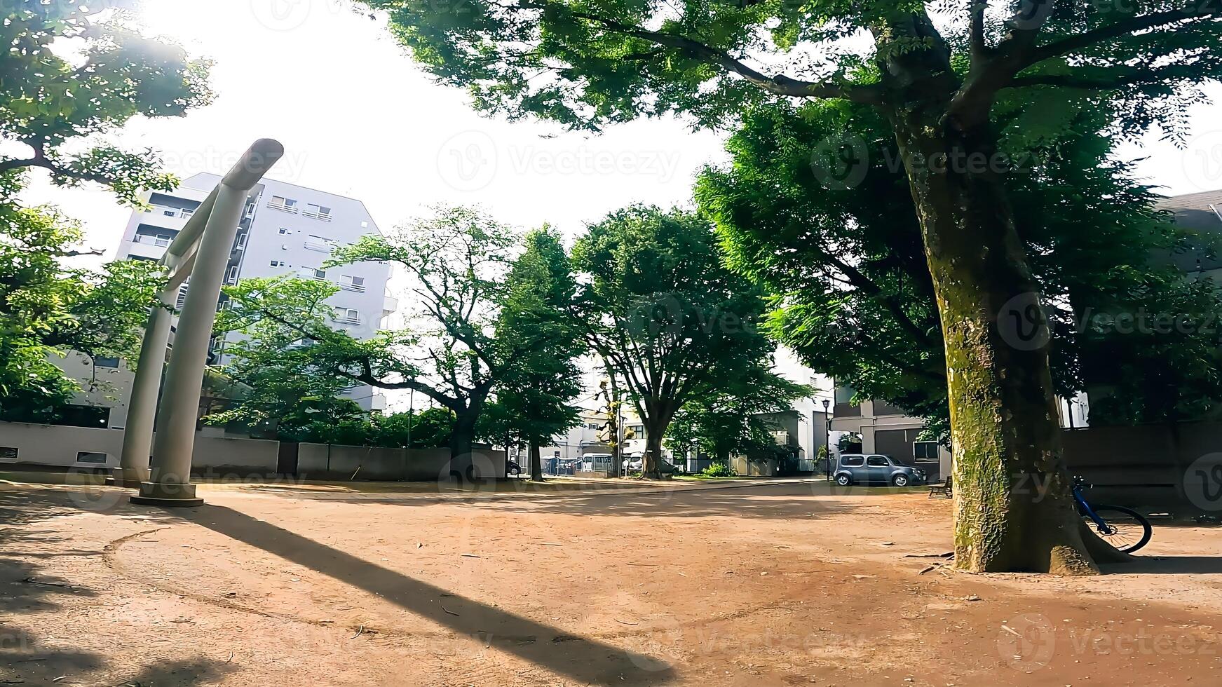 santuario torii in piedi nel un' vacante lotto kamimachi tenso santuario,, un' santuario nel setagaya, tokyo, Giappone adiacente per un' parco, esso è collocato nel il indietro di un' pulito spazio. foto