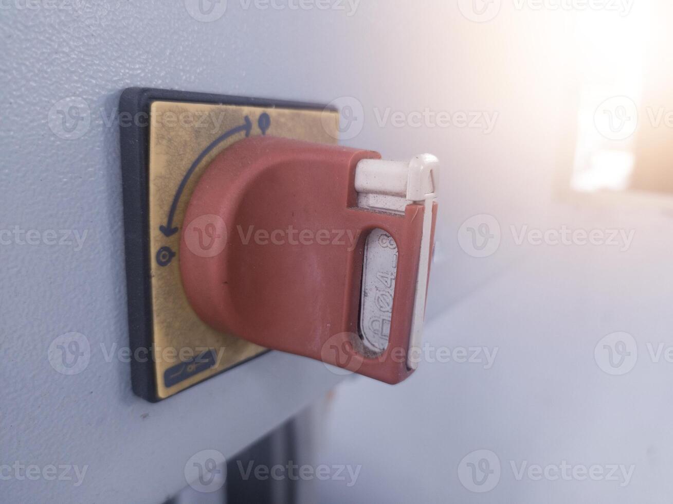 vicino su il principale energia disconnect interruttore pannello controllo con il buco per lucchetto protezione servizio avvertimento. foto