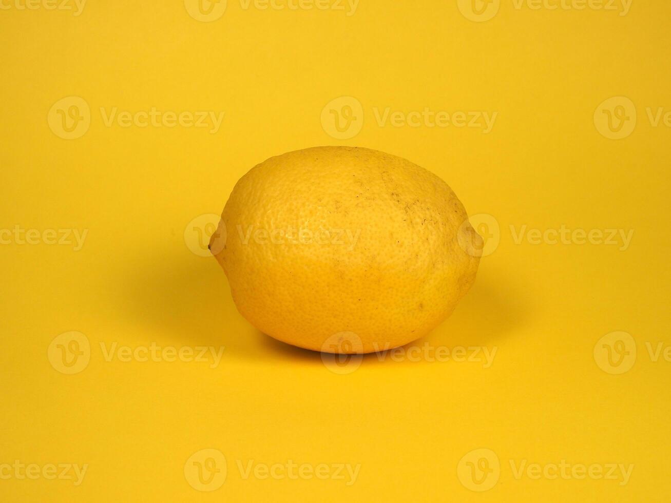 Limone al di sopra di giallo foto