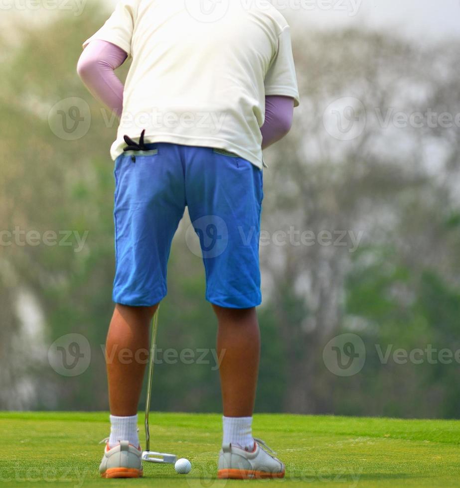 uomo che gioca a golf foto