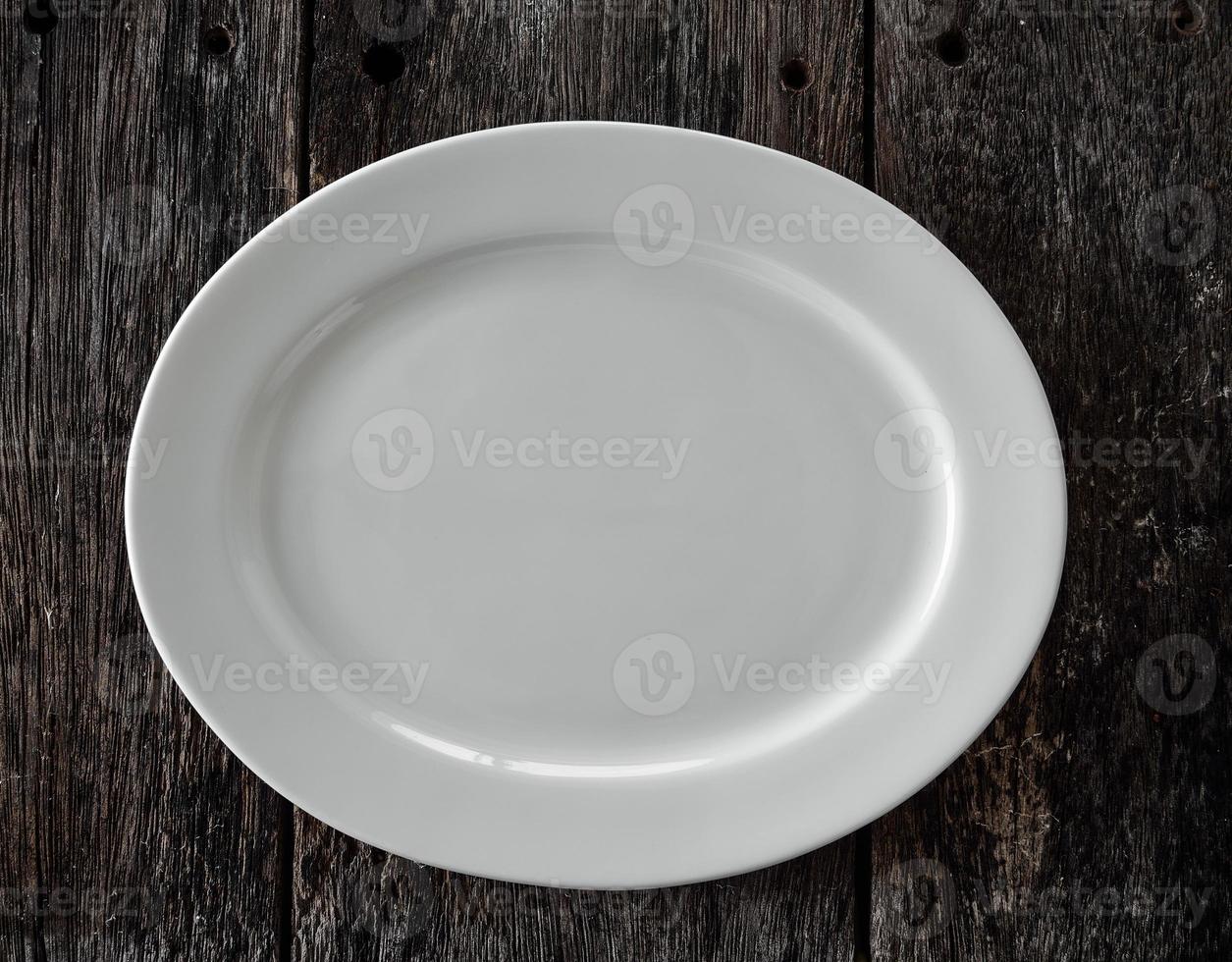 piatto bianco vuoto su legno foto