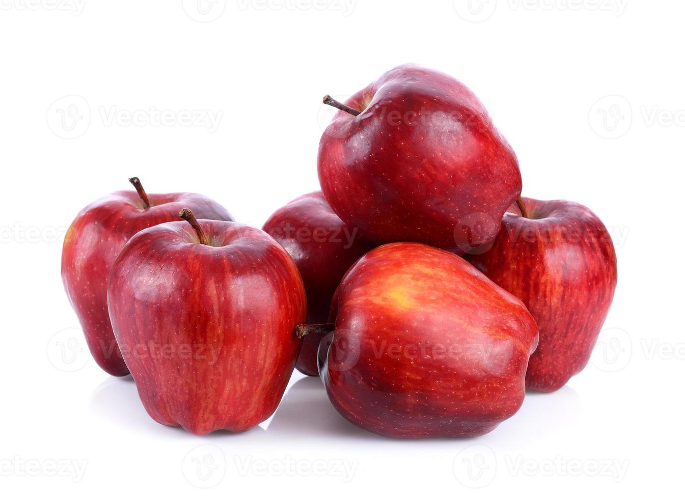 mela rossa su sfondo bianco foto