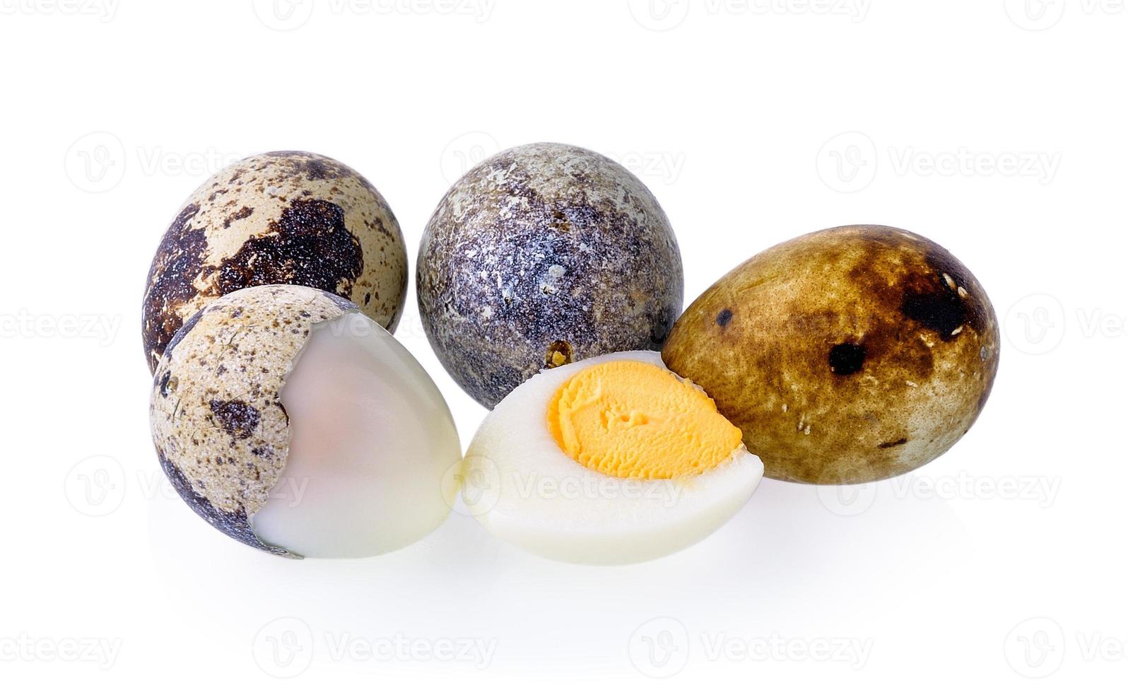 uova di quaglia isolate su sfondo bianco foto