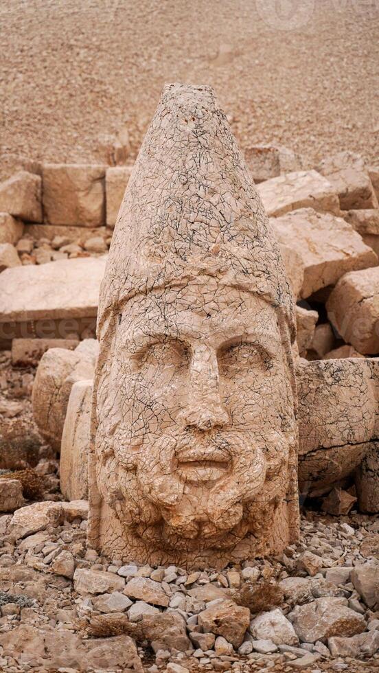 antico rovinato statue su nemrut montagna nel tacchino. antico regno di commagene nel Sud est tacchino. foto