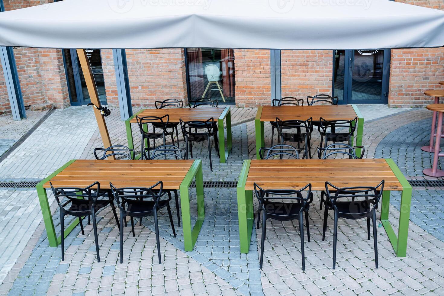 bar su il strada sotto il tenda, un' posto per mangiare a il pranzo, un di tipo aperto città ristorante, il interno di un all'aperto istituzione foto