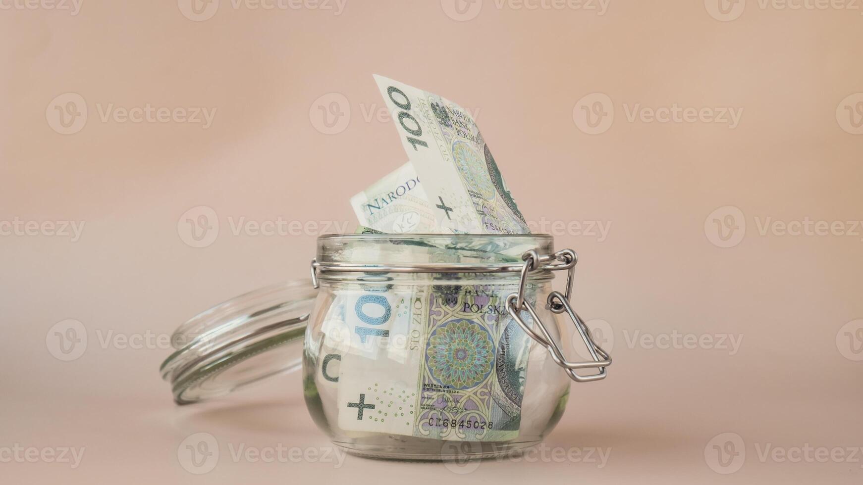 polacco zloty denaro contante banconota nel bicchiere vaso su beige sfondo. Salvataggio i soldi concetto crisi e inflazione consumo e economia raccolta i soldi. Consigli. extra i soldi, passivo copia spazio foto