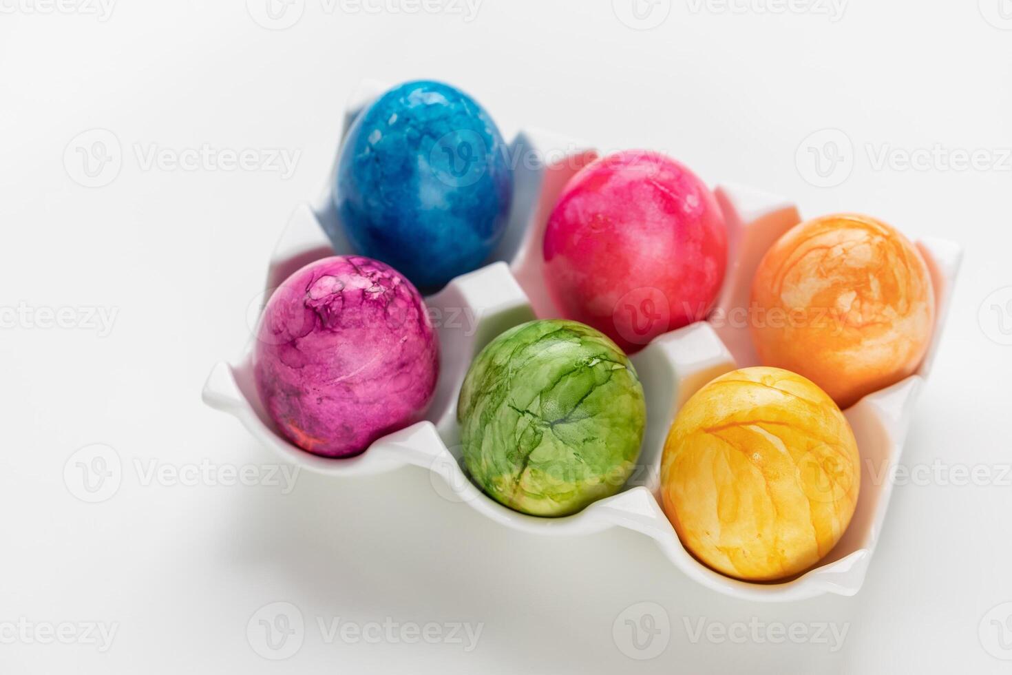 assortito vivace Pasqua uova su bianca sfondo, festivo decorazione foto