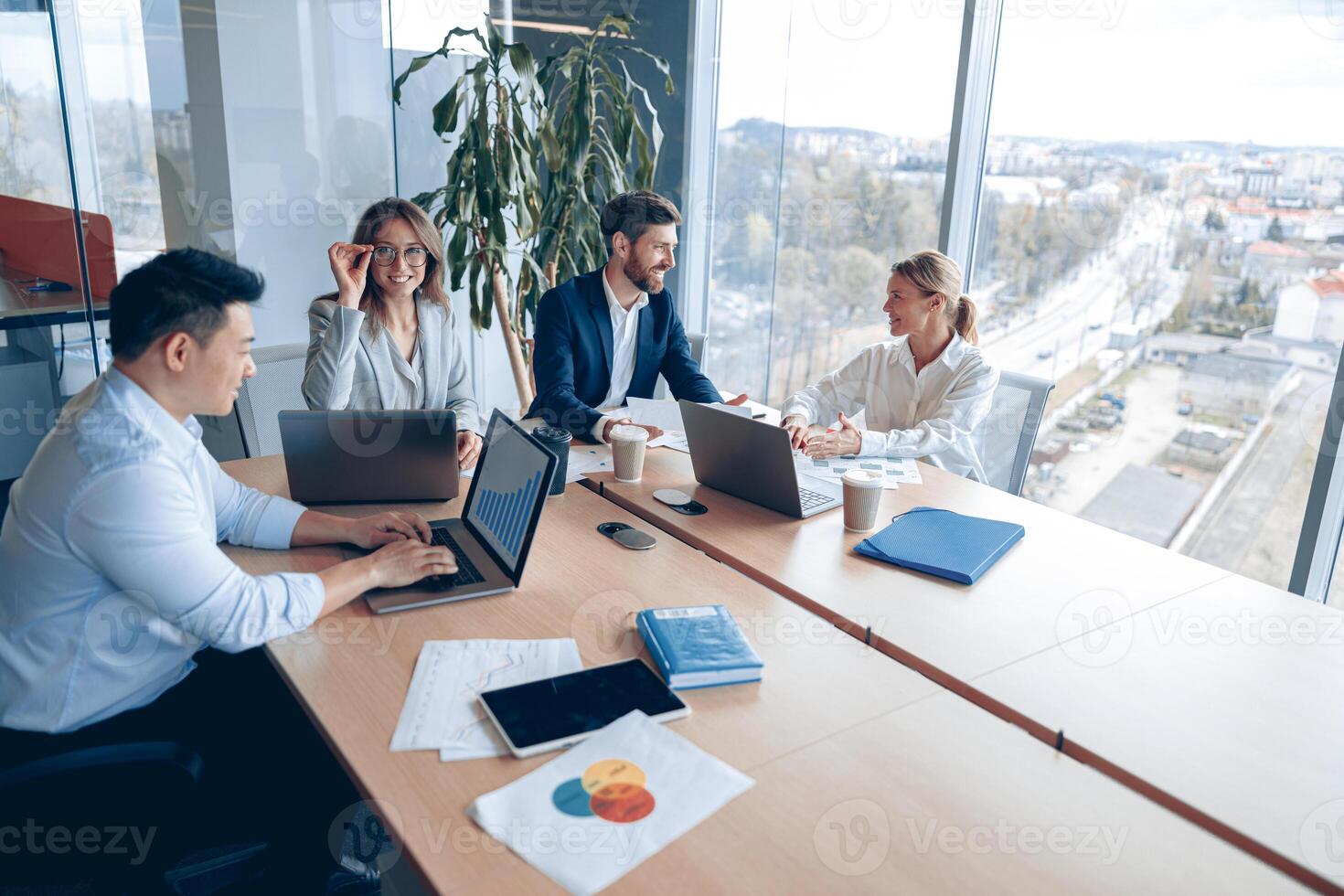 creativo attività commerciale persone Lavorando su progetto nel moderno ufficio con panoramico Visualizza foto