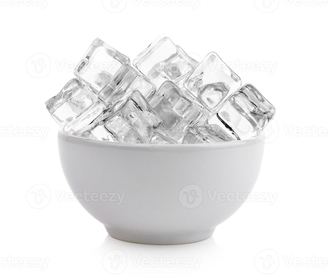 cubetti di ghiaccio nella ciotola su sfondo bianco foto