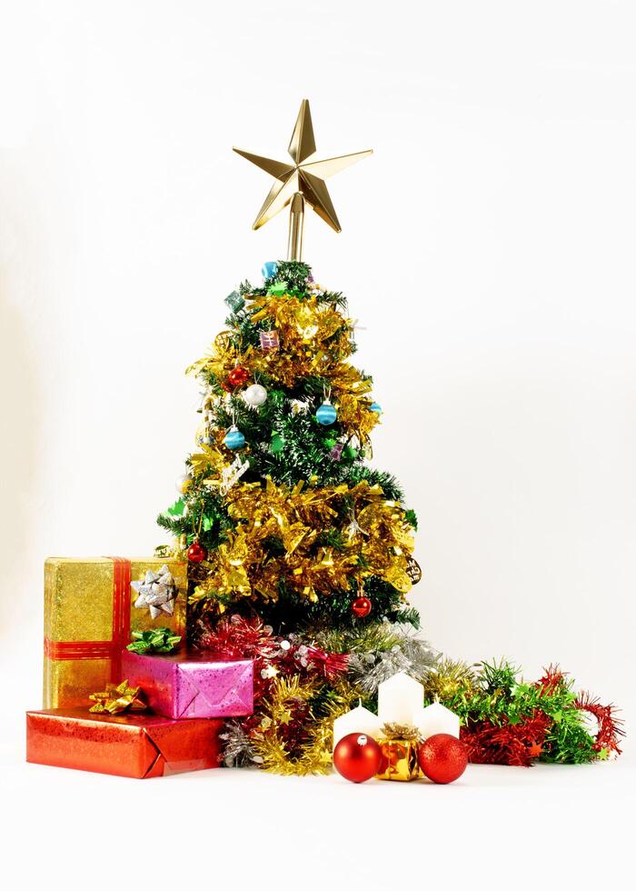 decorazioni colorate per l'albero di natale e confezione regalo su sfondi bianchi foto