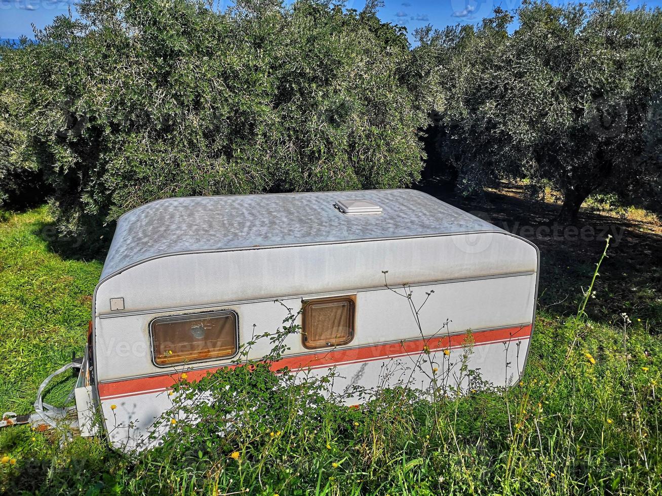 roulotte abbandonate in campagna foto