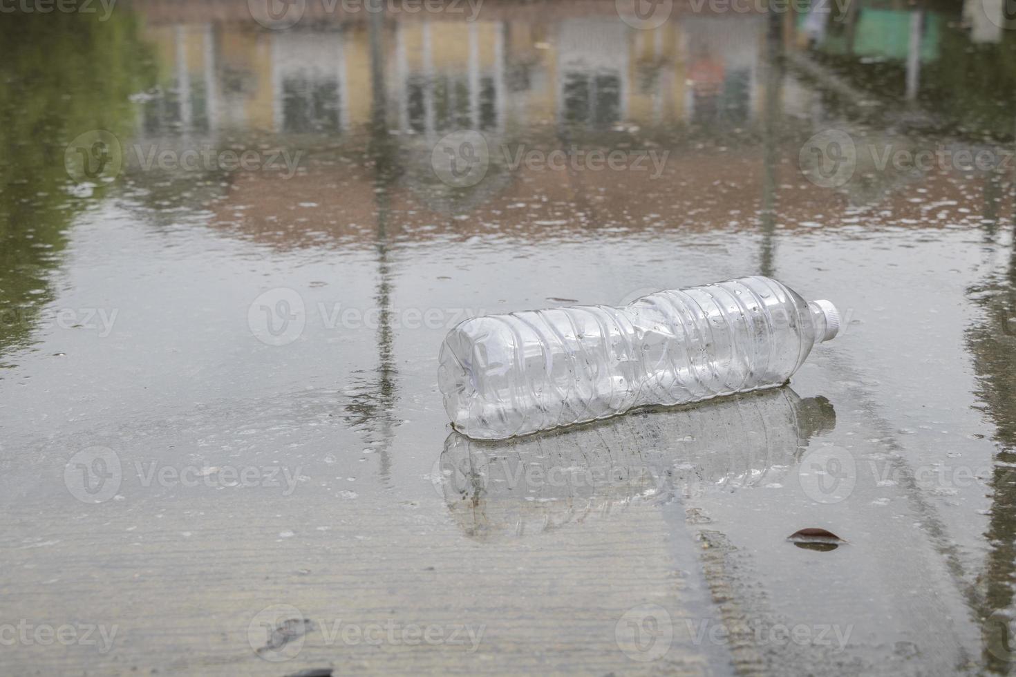 bottiglie di plastica galleggianti inondavano le strade del villaggio. foto
