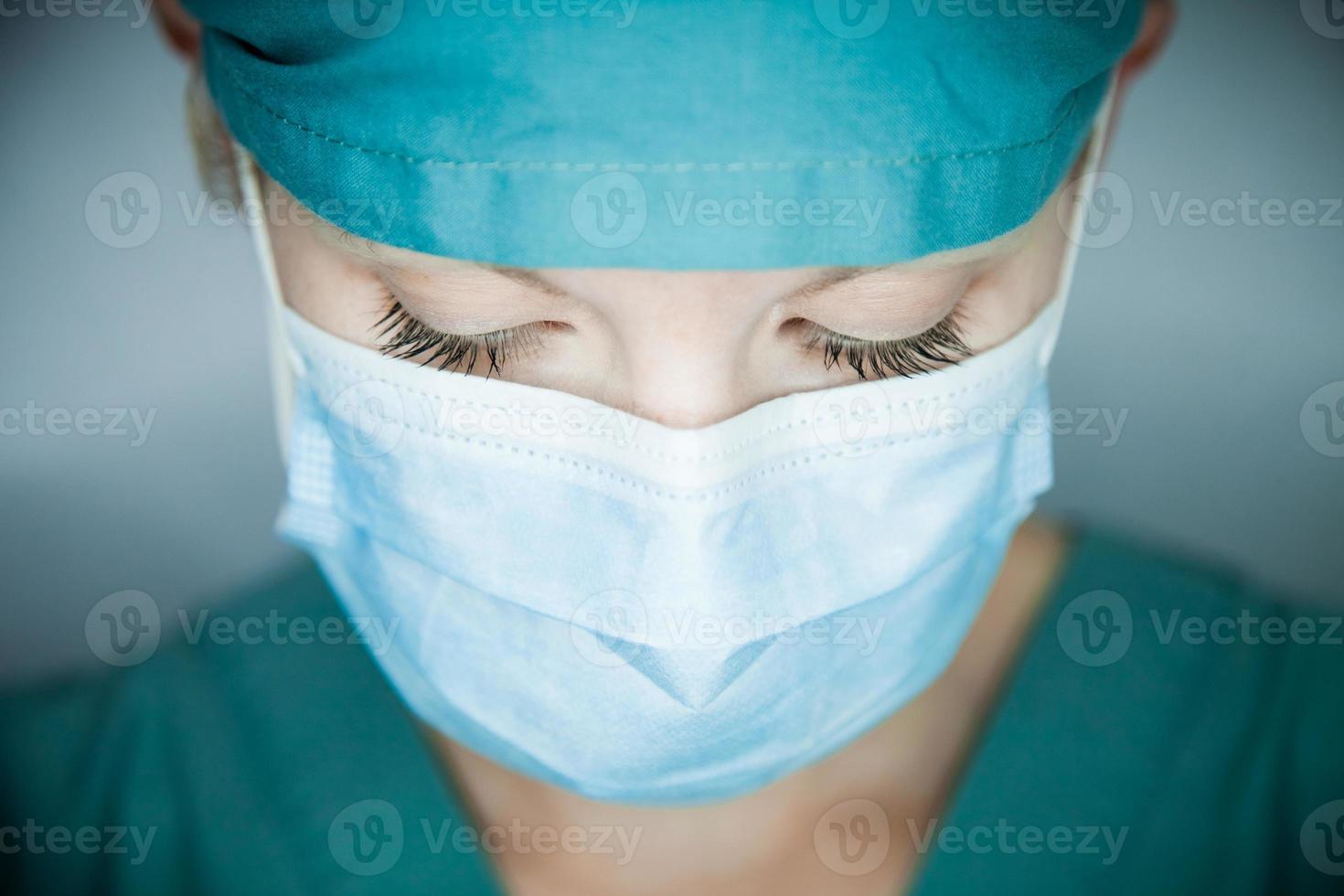 infermiera guardando in basso foto