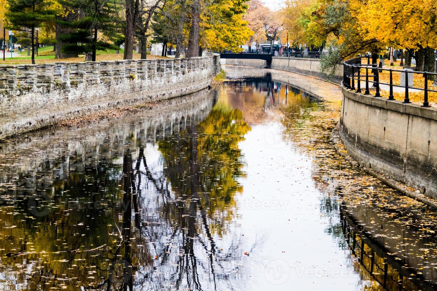 paesaggio autunnale del canale di montreal lachine foto