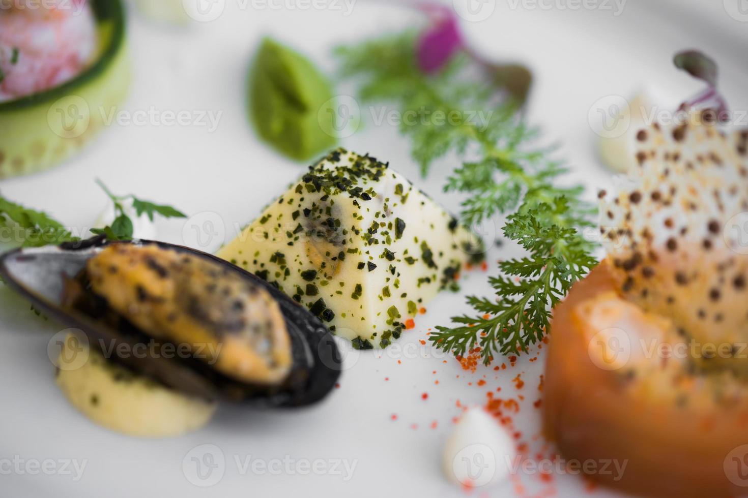 diversi gustosi frutti di mare sul piatto foto