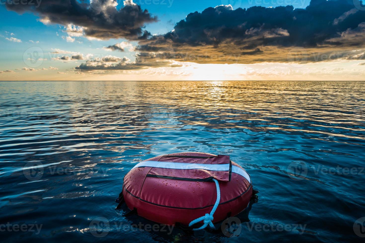 boa rossa per l'apnea galleggiante nell'oceano. foto