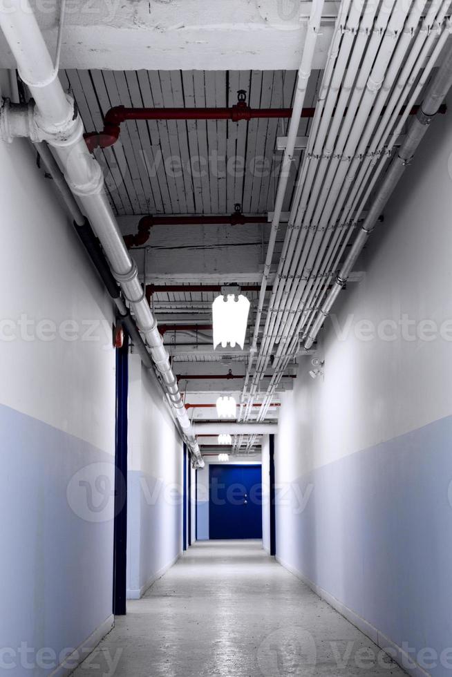 lungo corridoio blu foto