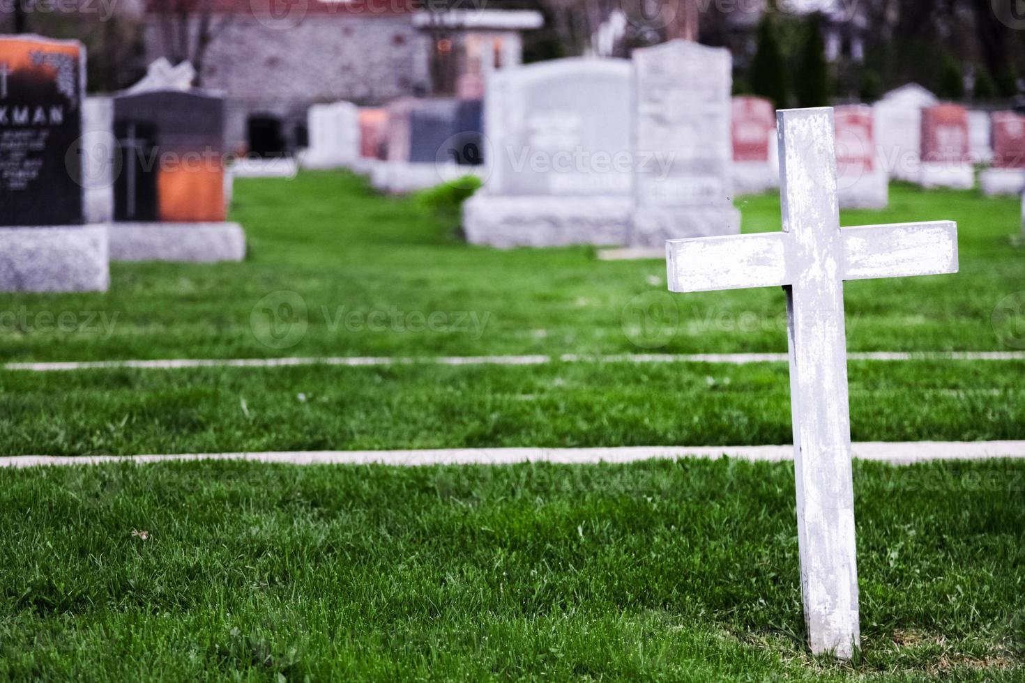croce bianca in un vecchio cimitero foto