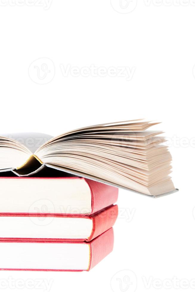 blanc libro aperto su albero libri rossi foto
