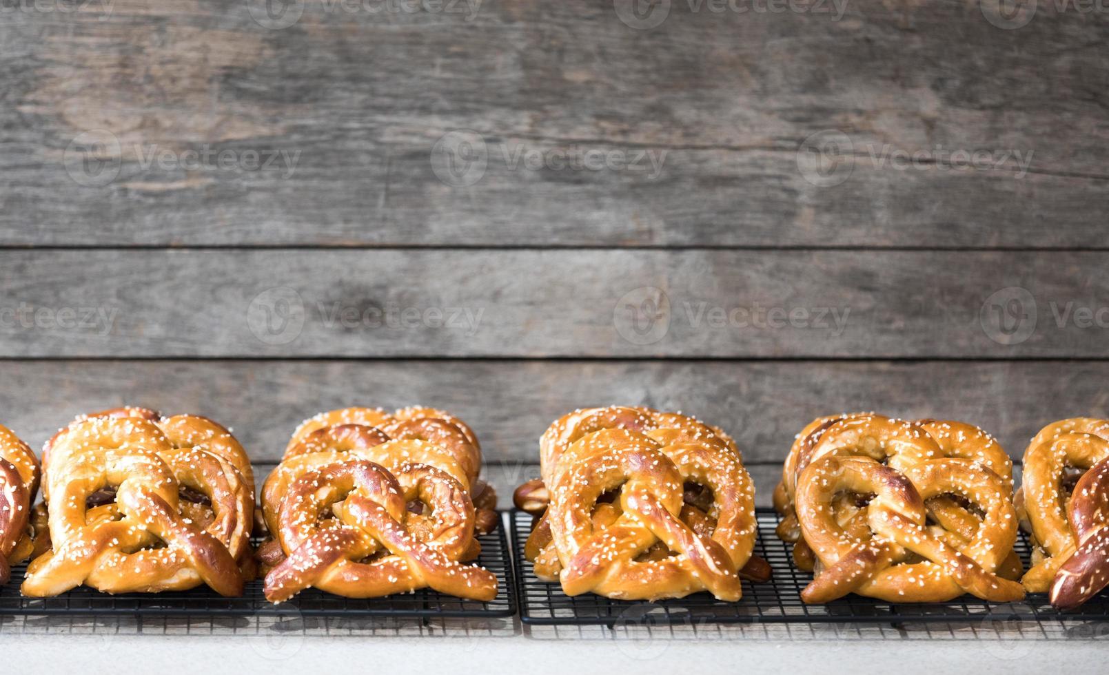 molti pretzel appena sfornati che si raffreddano foto