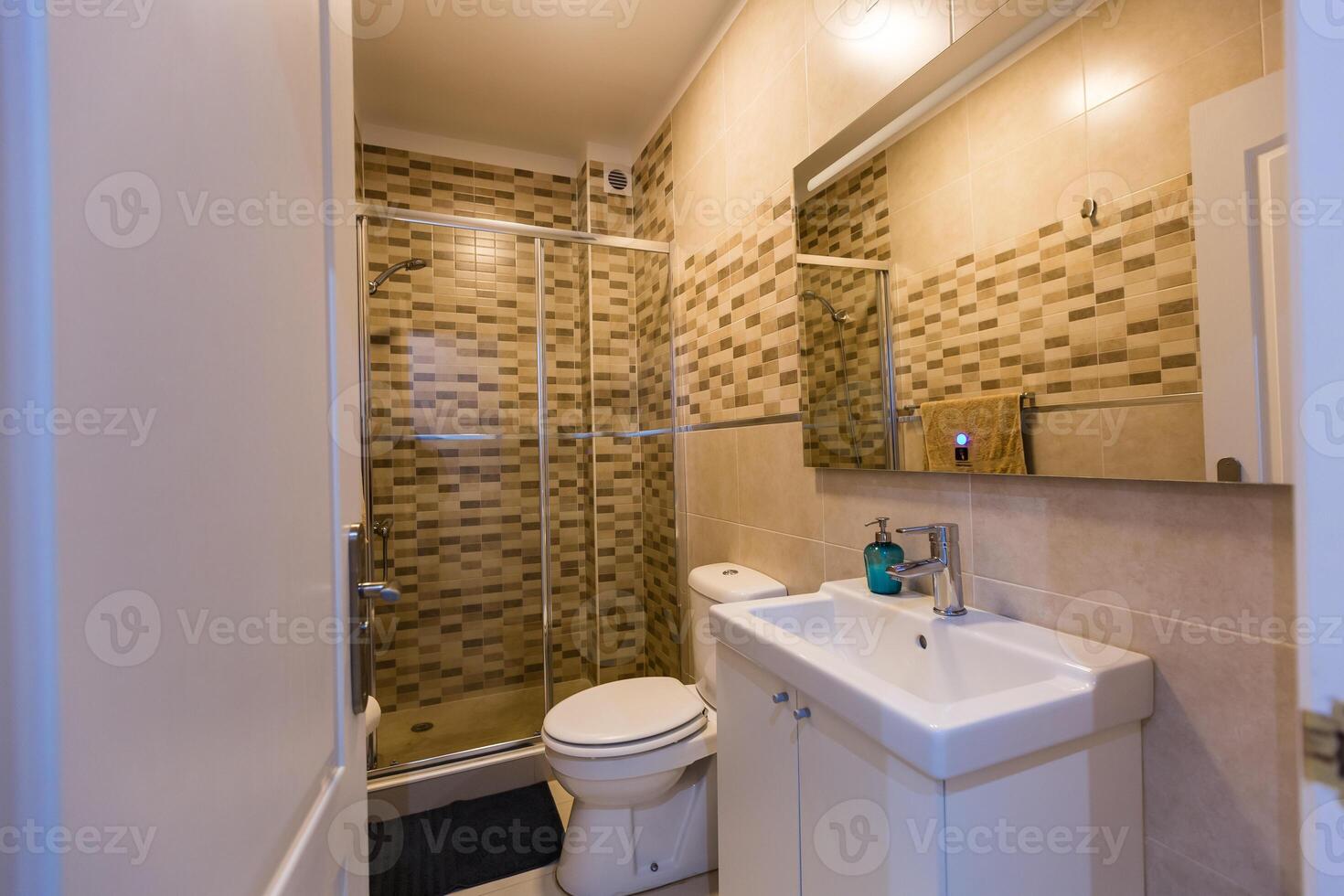 spazioso bagno nel grigio toni con riscaldato piani, entrare doccia, Doppio Lavello vanità. foto