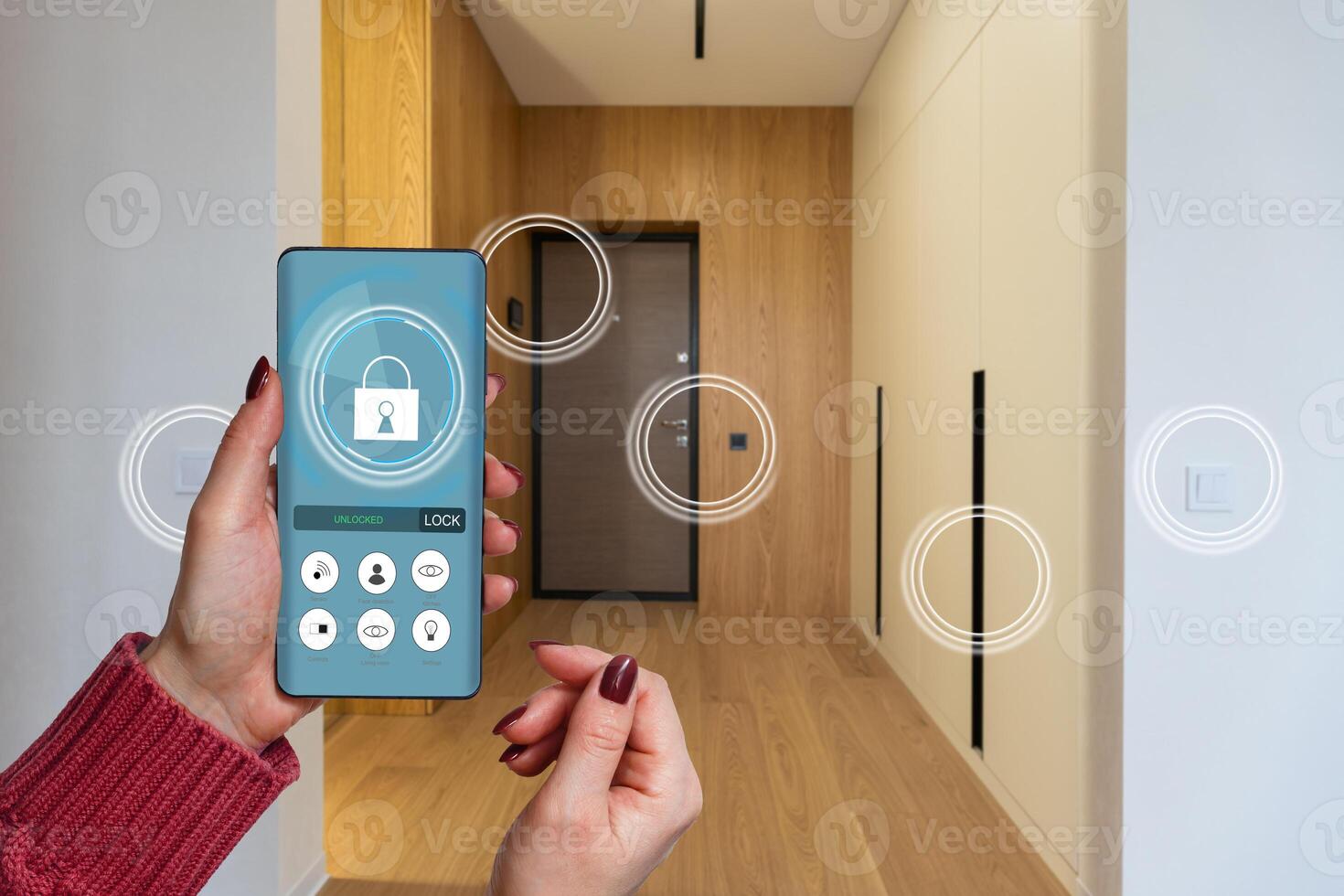 inteligente casa automazione App su smartphone hold di femmina mano con casa interno nel sfondo foto