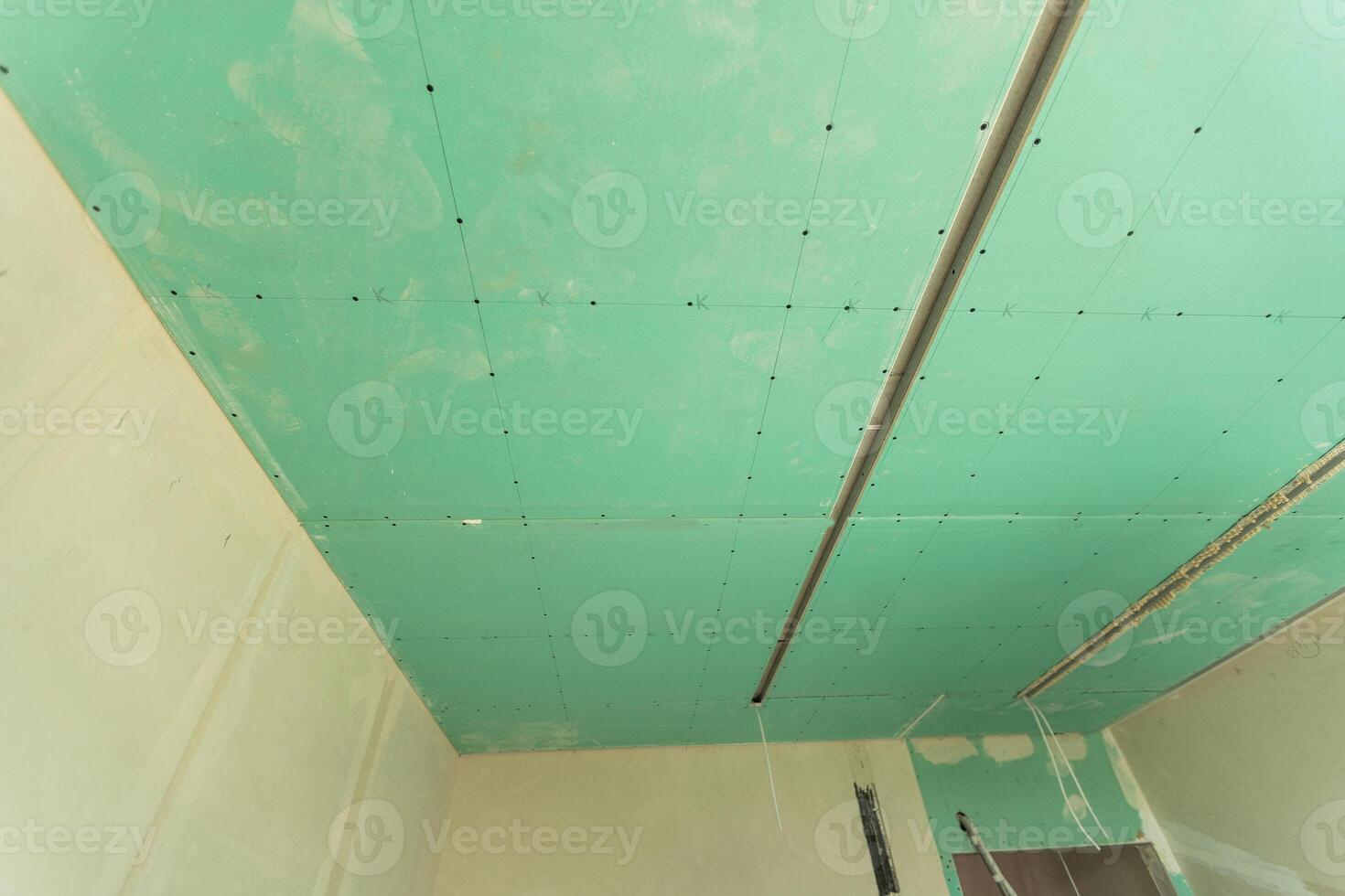 struttura di soffitto sospensione, installazione di gesso cartongesso e luce. foto