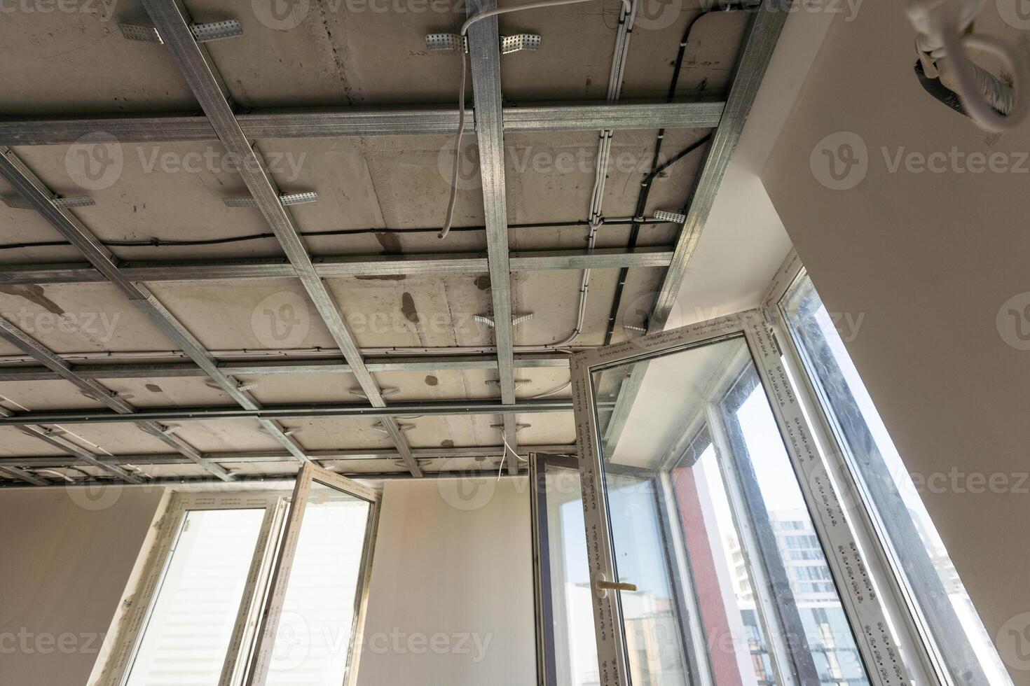 il metallo telaio di il soffitto, suono isolamento, nel il processi di riparazione un appartamento foto