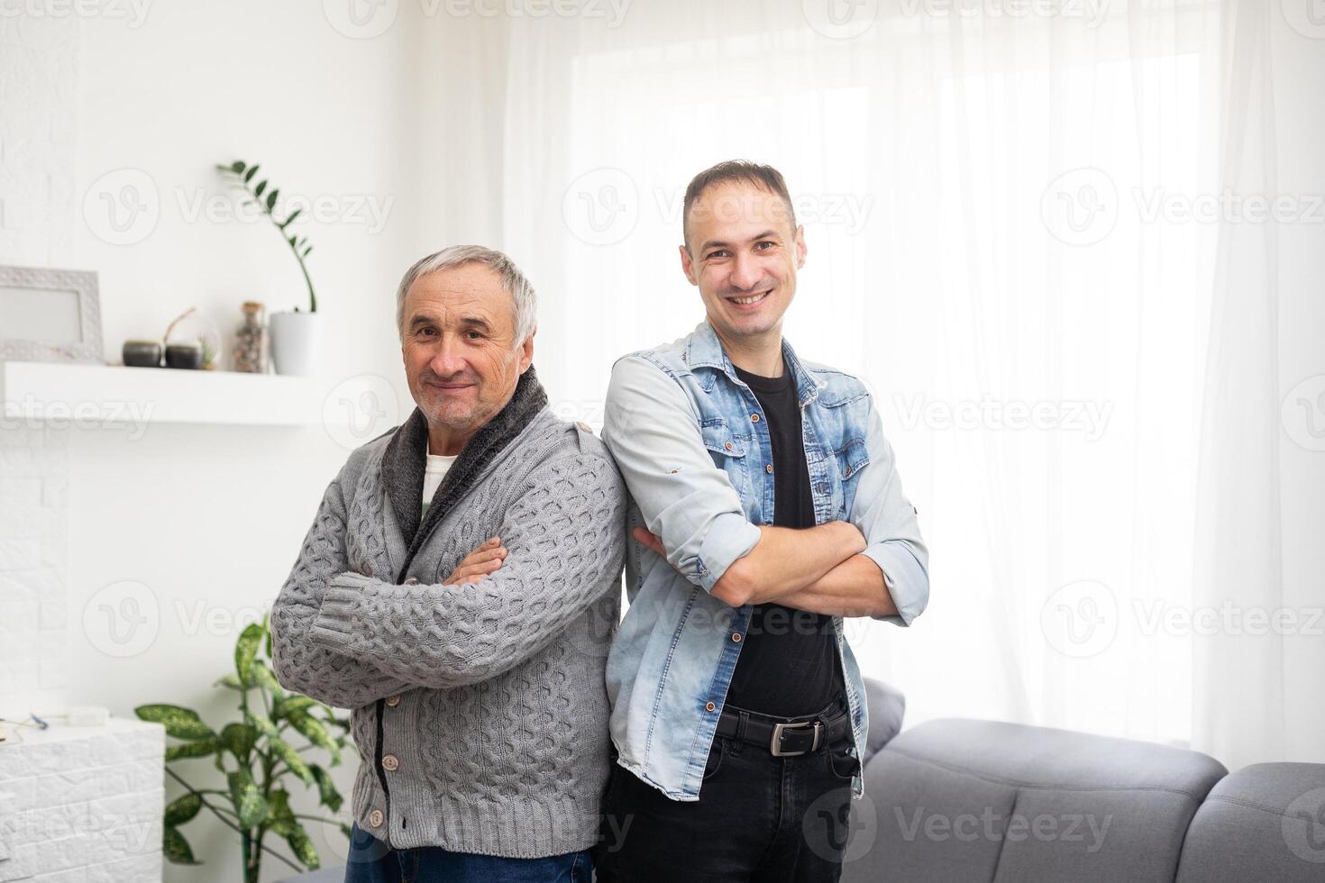 ritratto di contento sorridente padre e il suo adulto figlio. uomo abbracciare il suo anziano padre. Il padre di giorno concetto. foto