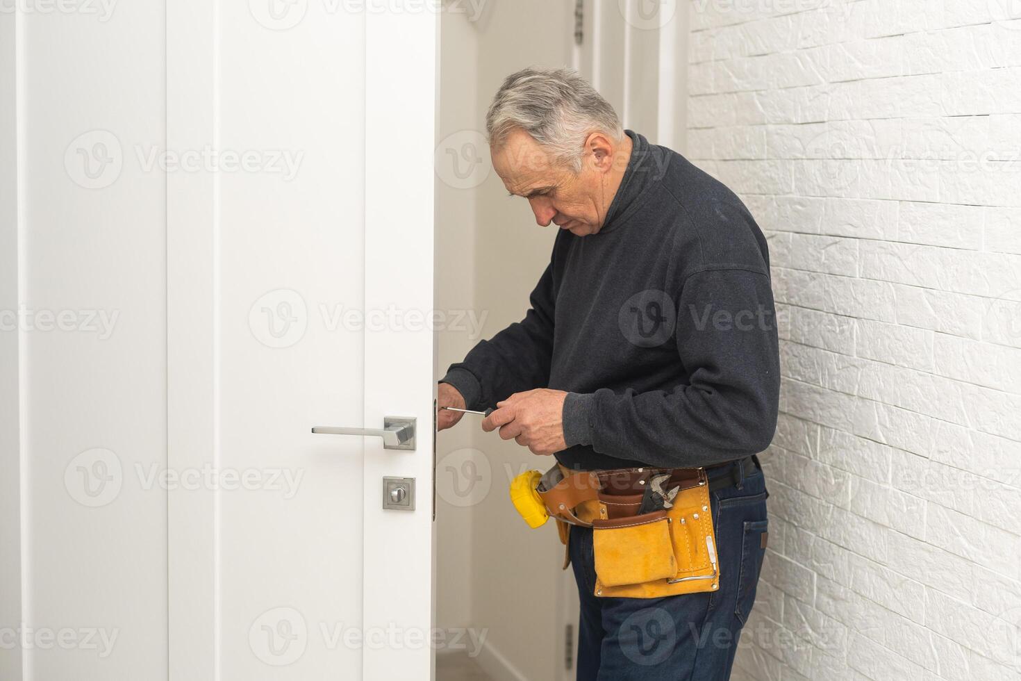 ordinario anziano uomo indipendentemente riparazione un' porta foto