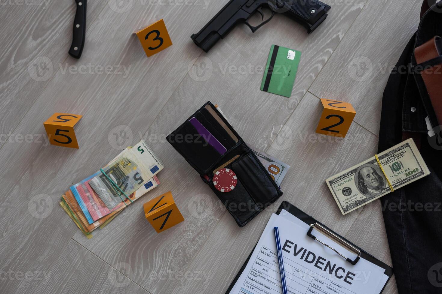 crimine scena indagine concetto - pistola e proiettile conchiglia contro il giallo crimine marcatore su appartamento pavimento foto