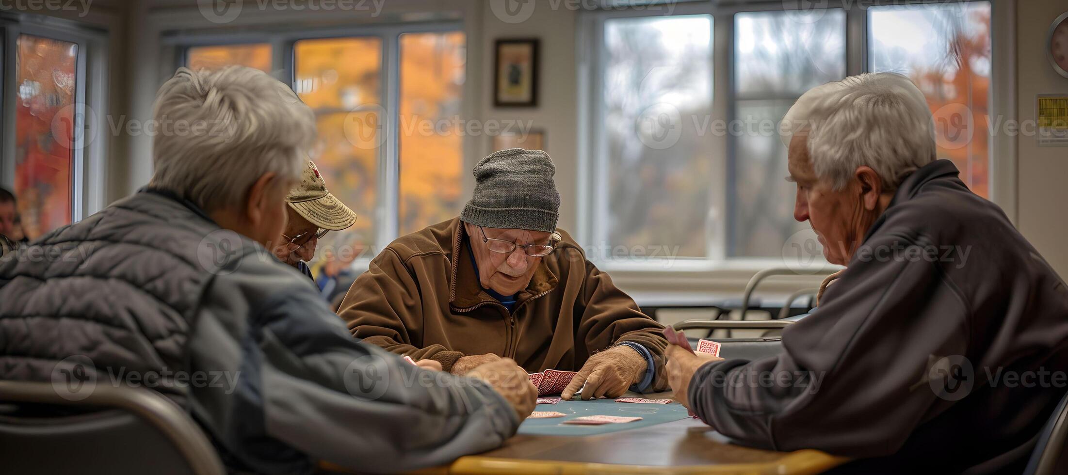 ai generato gruppo di gli anziani giocando carte nel il la pensione Casa foto