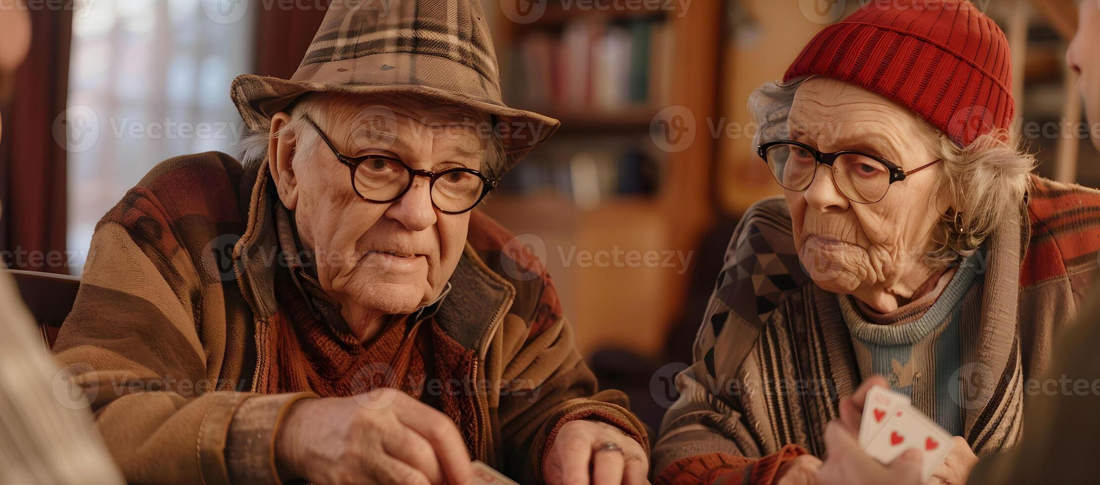 ai generato anziano uomo come un' pensionato mentre giocando carte con amici a casa o a la pensione casa foto