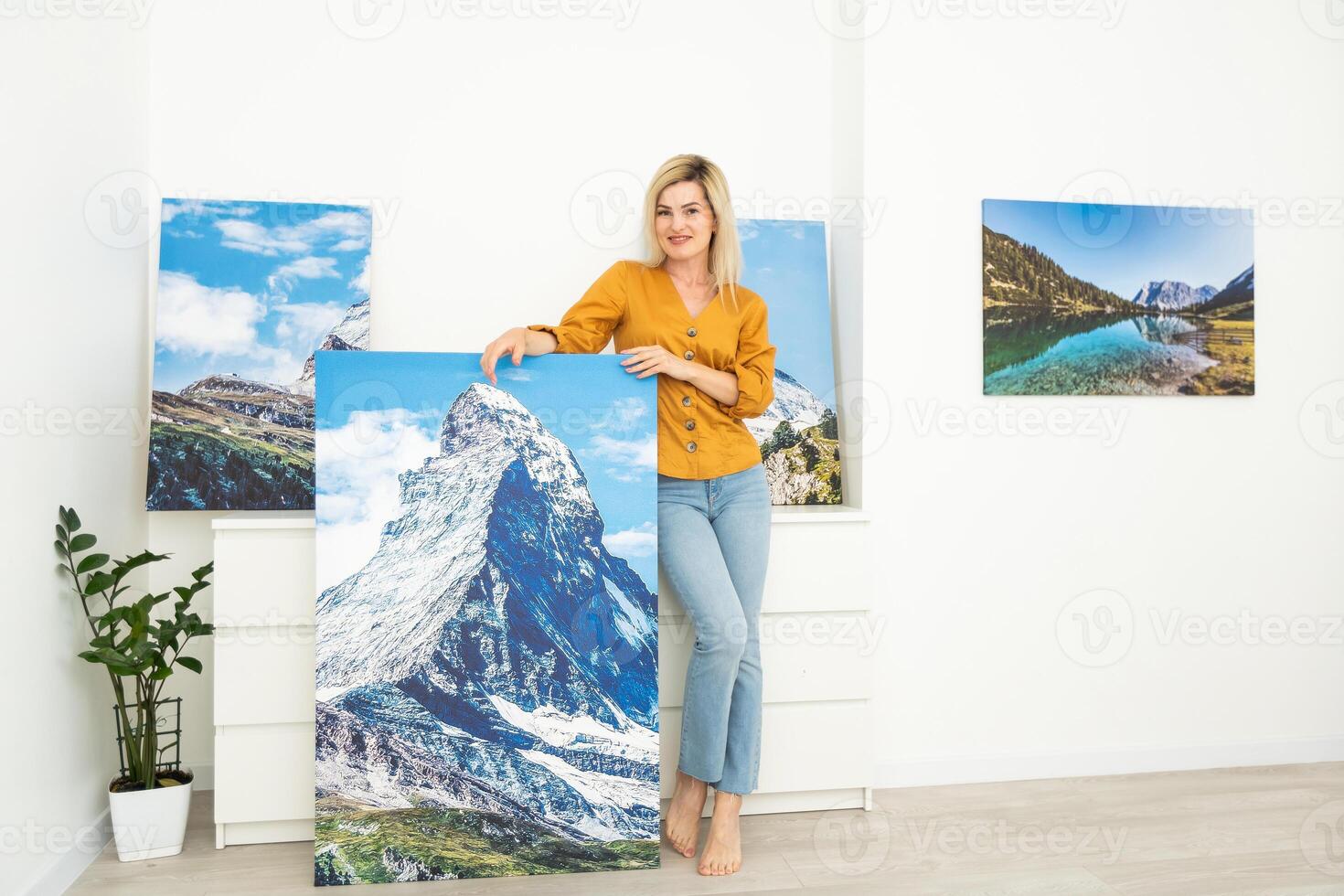 giovane donna nel giallo camicetta hold tela. minimo arte concetto. foto