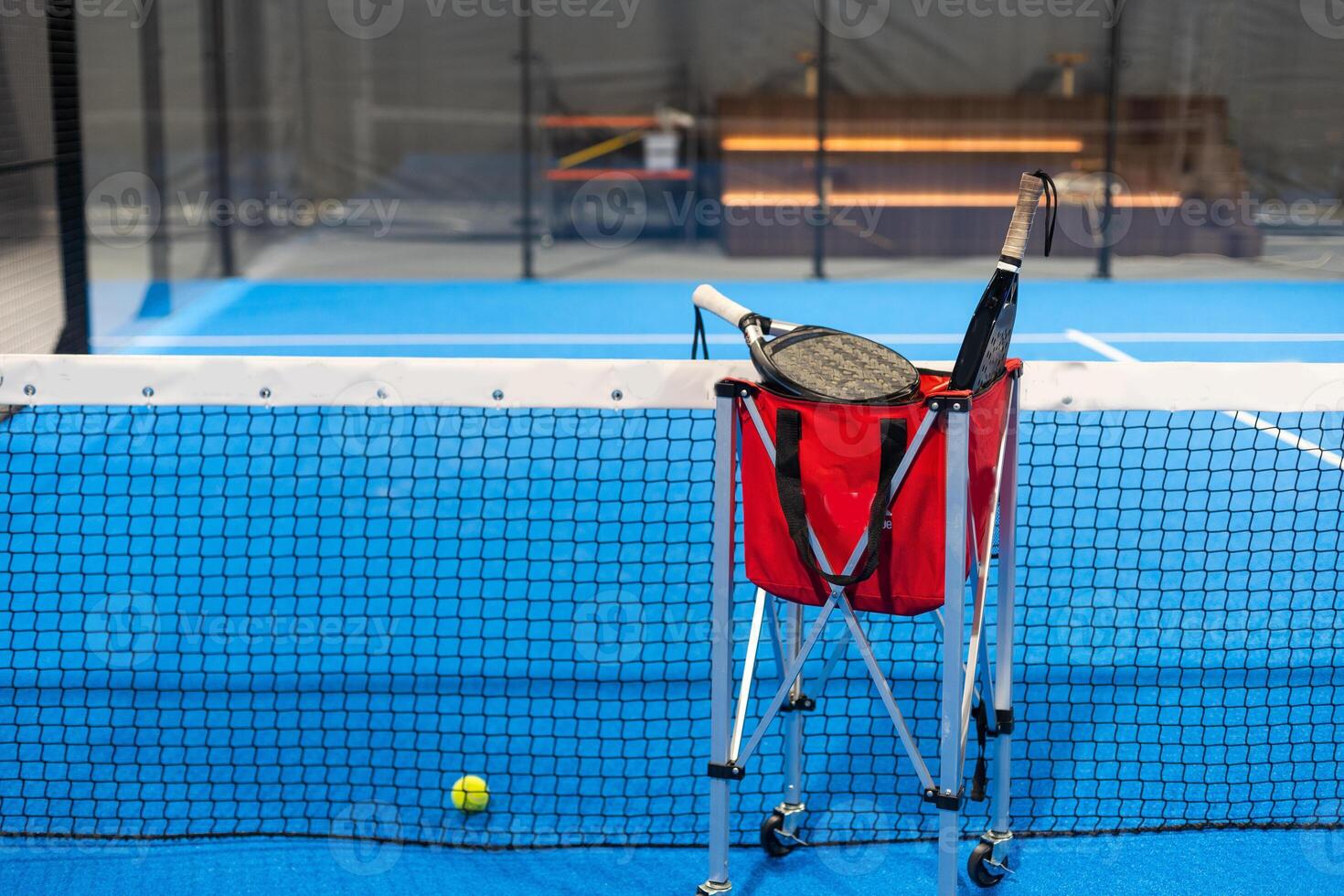 pagaia tennis. paddle racchetta e palla nel davanti di un all'aperto Tribunale foto