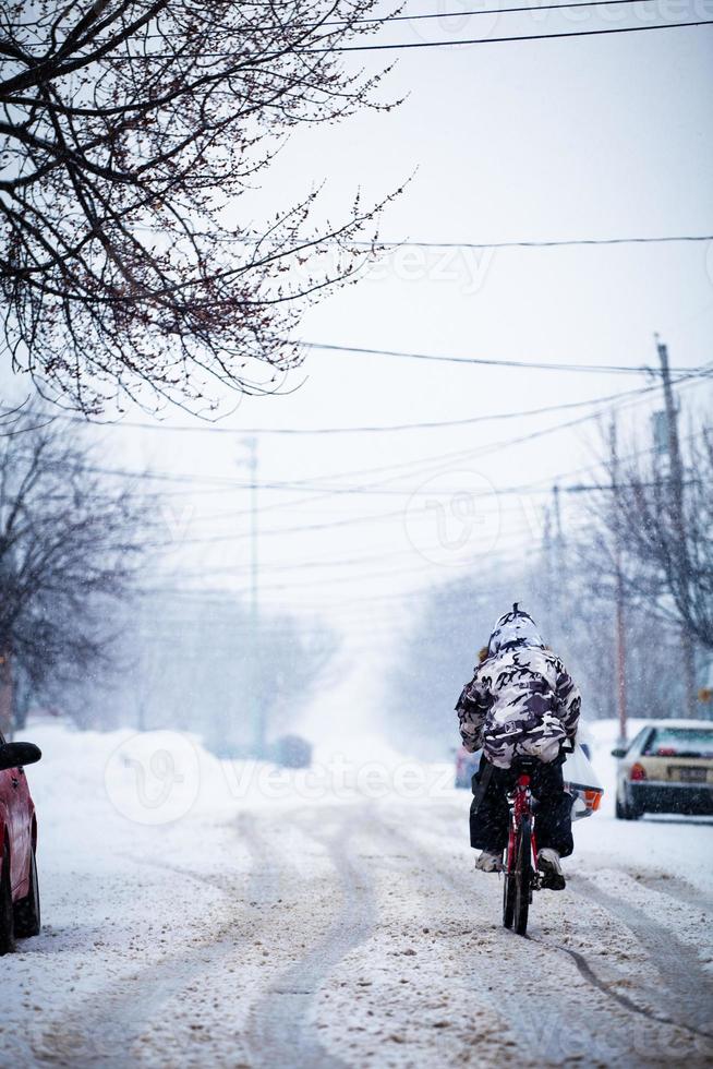 motociclista coraggioso durante una tempesta invernale - editoriale foto