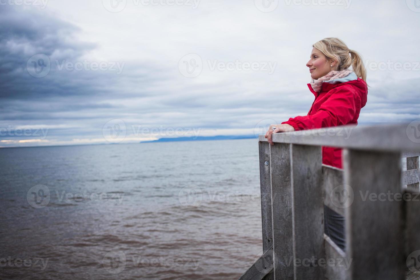 guardando l'oceano in una fredda giornata nuvolosa autunnale foto