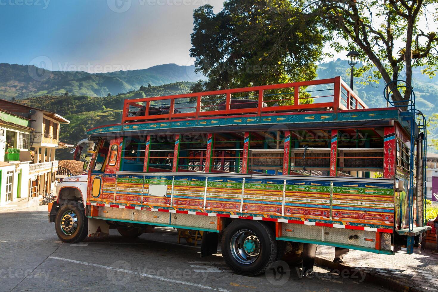 colorato tradizionale rurale autobus a partire dal Colombia chiamato chiva foto