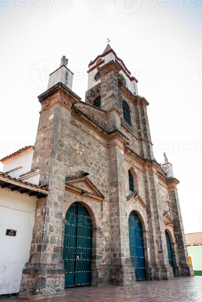 storico Cattedrale di nostro signora di il rosario costruito nel il 17 ° secolo nel il eredità cittadina di honda collocato a il Dipartimento di tolim nel Colombia foto
