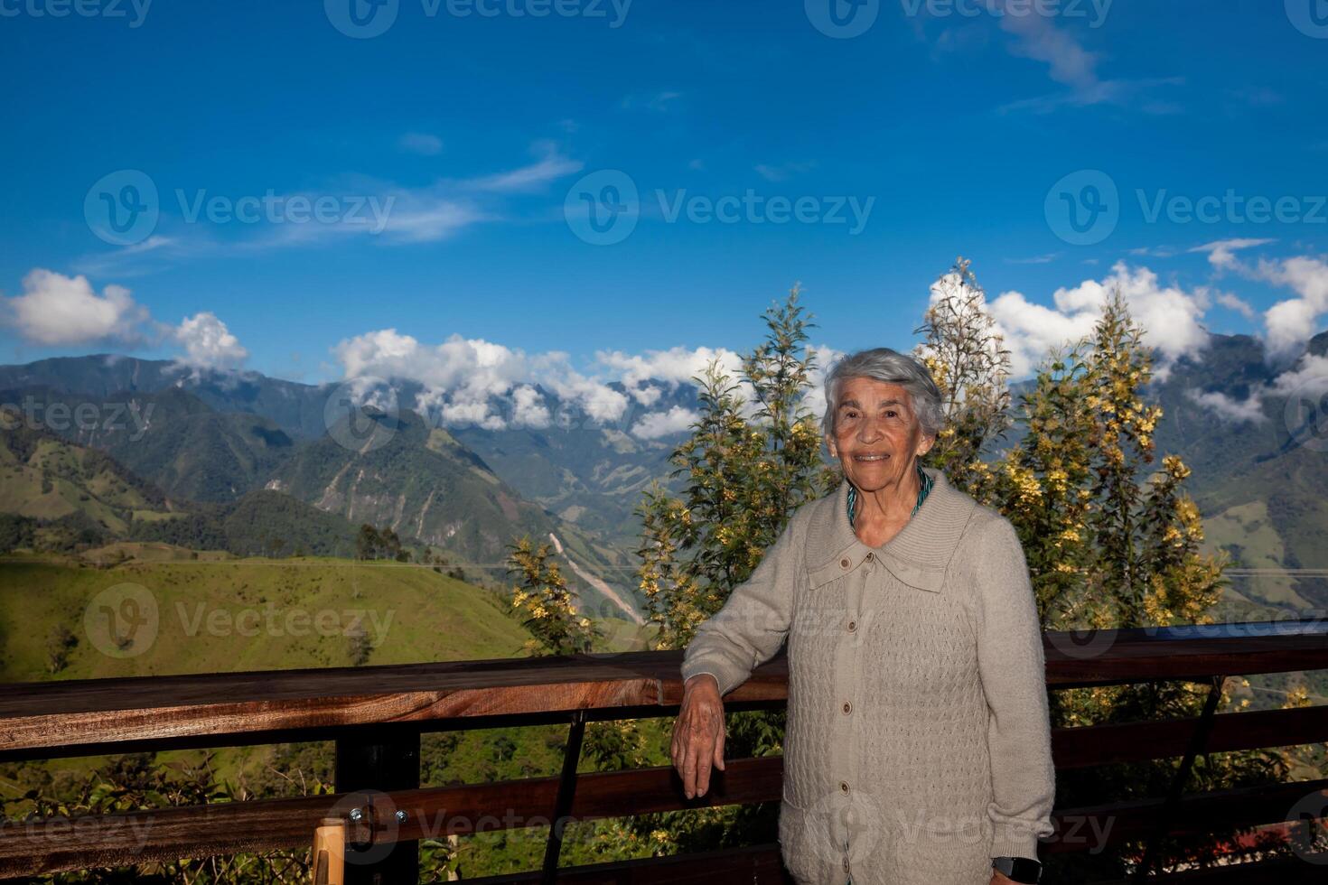 anziano donna turista guardare a il sorprendente paesaggi di il centrale intervalli su il salita per il alto di lettere fra il città di fresno e manizales nel Colombia foto