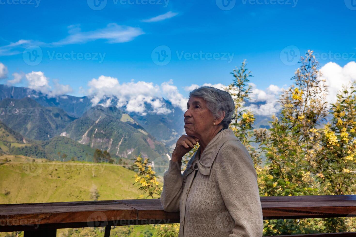 anziano donna turista guardare a il sorprendente paesaggi di il centrale intervalli su il salita per il alto di lettere fra il città di fresno e manizales nel Colombia foto