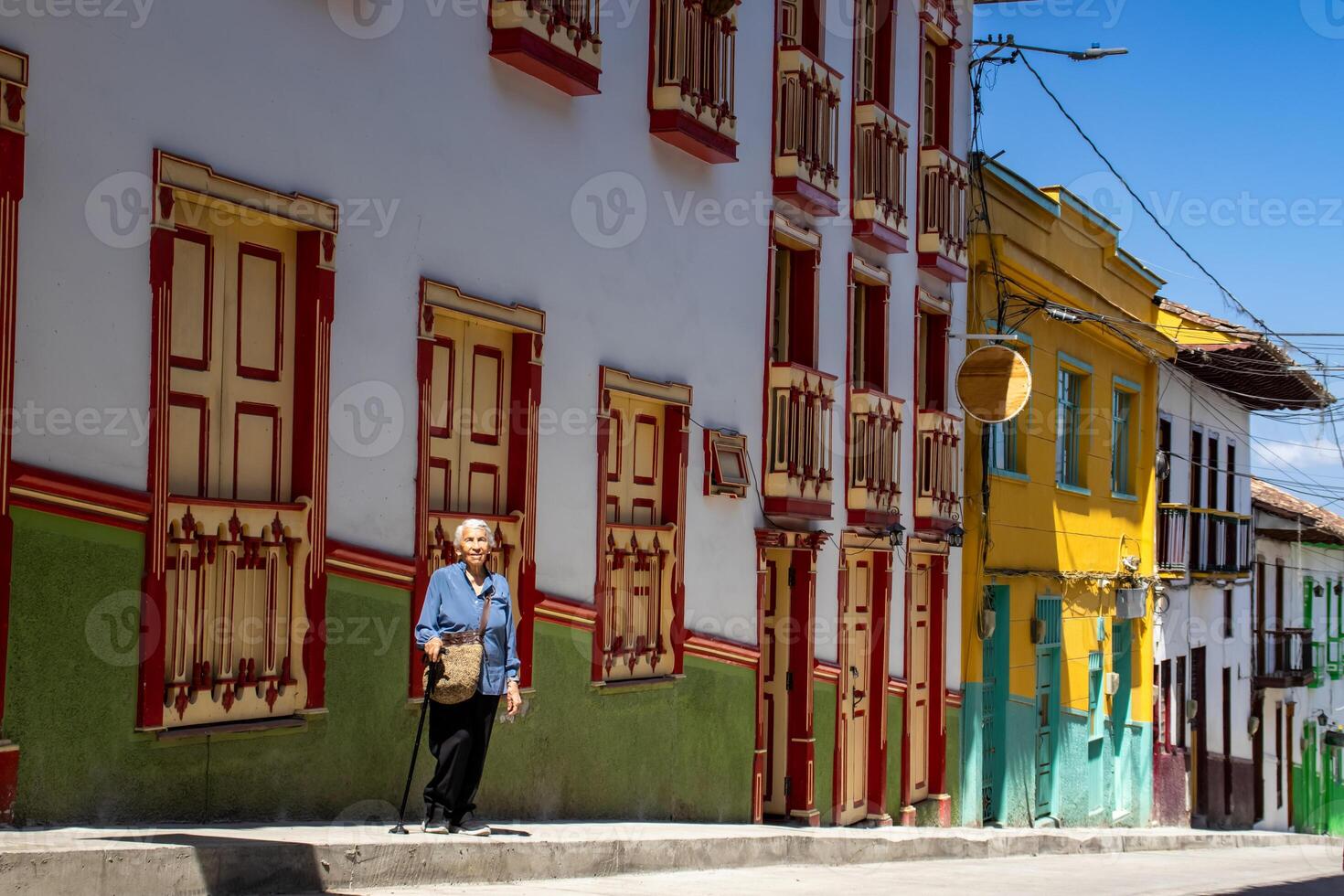 anziano donna turista a il bellissimo eredità cittadina di salamina nel il Dipartimento di caldas nel Colombia foto