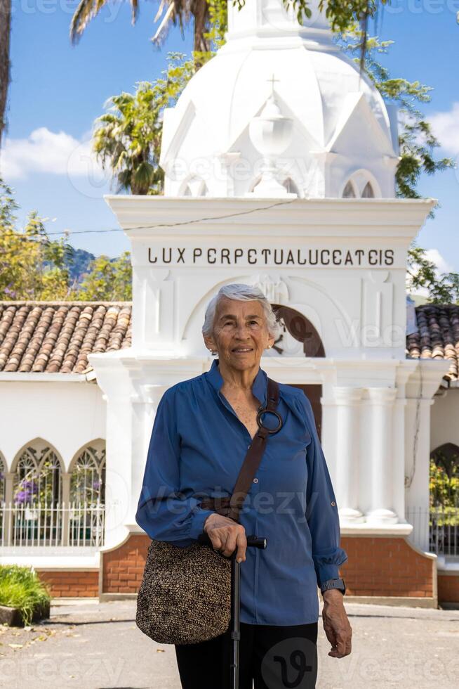 anziano donna turista a il bellissimo eredità cittadina di salamina nel il Dipartimento di caldas nel Colombia foto