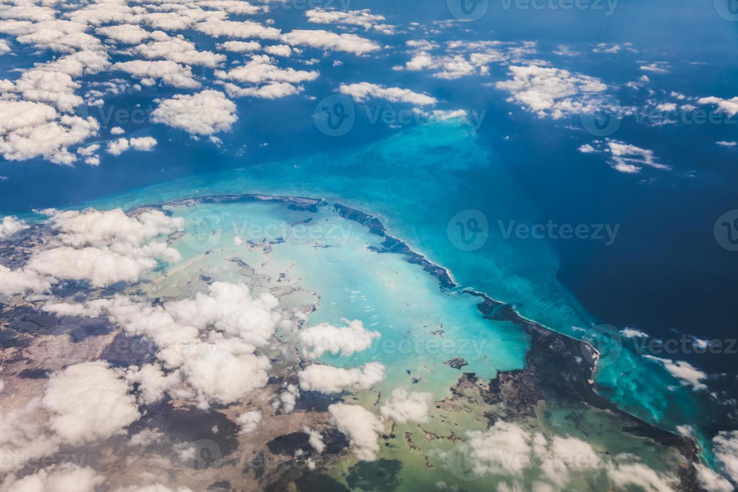 bel cielo azzurro, nuvole e terreno caraibico foto