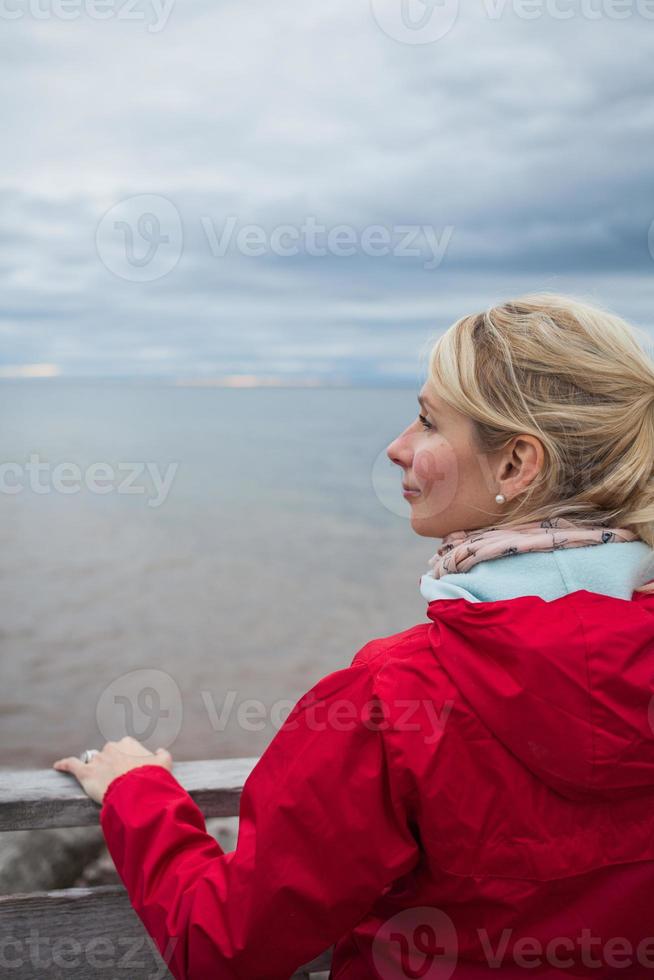 guardando l'oceano in una fredda giornata nuvolosa autunnale foto