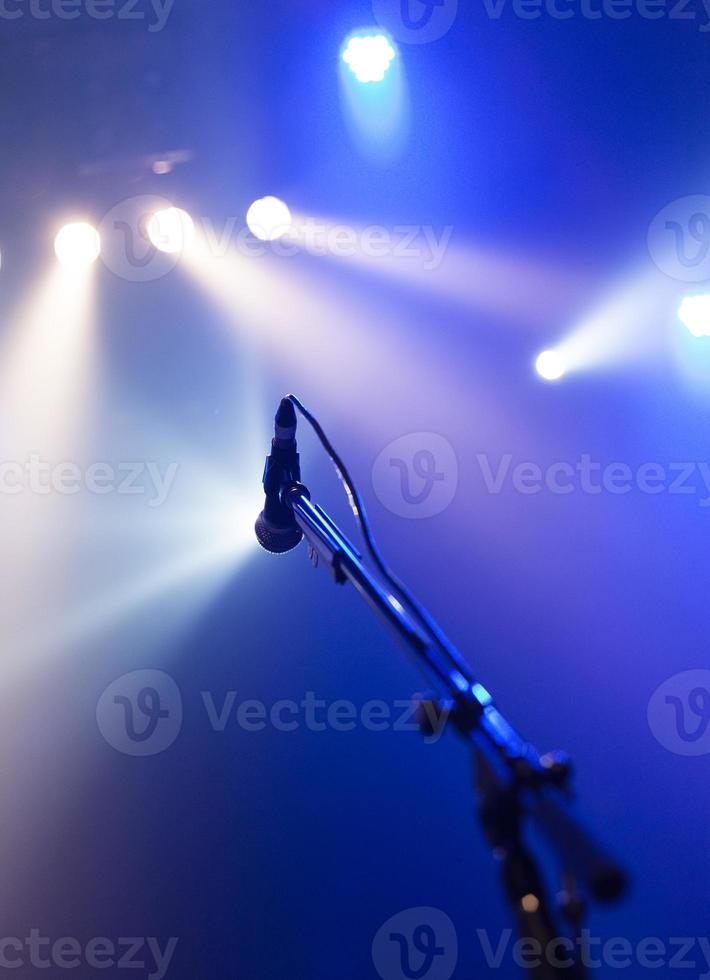 microfono sul palco vuoto in attesa di una voce foto