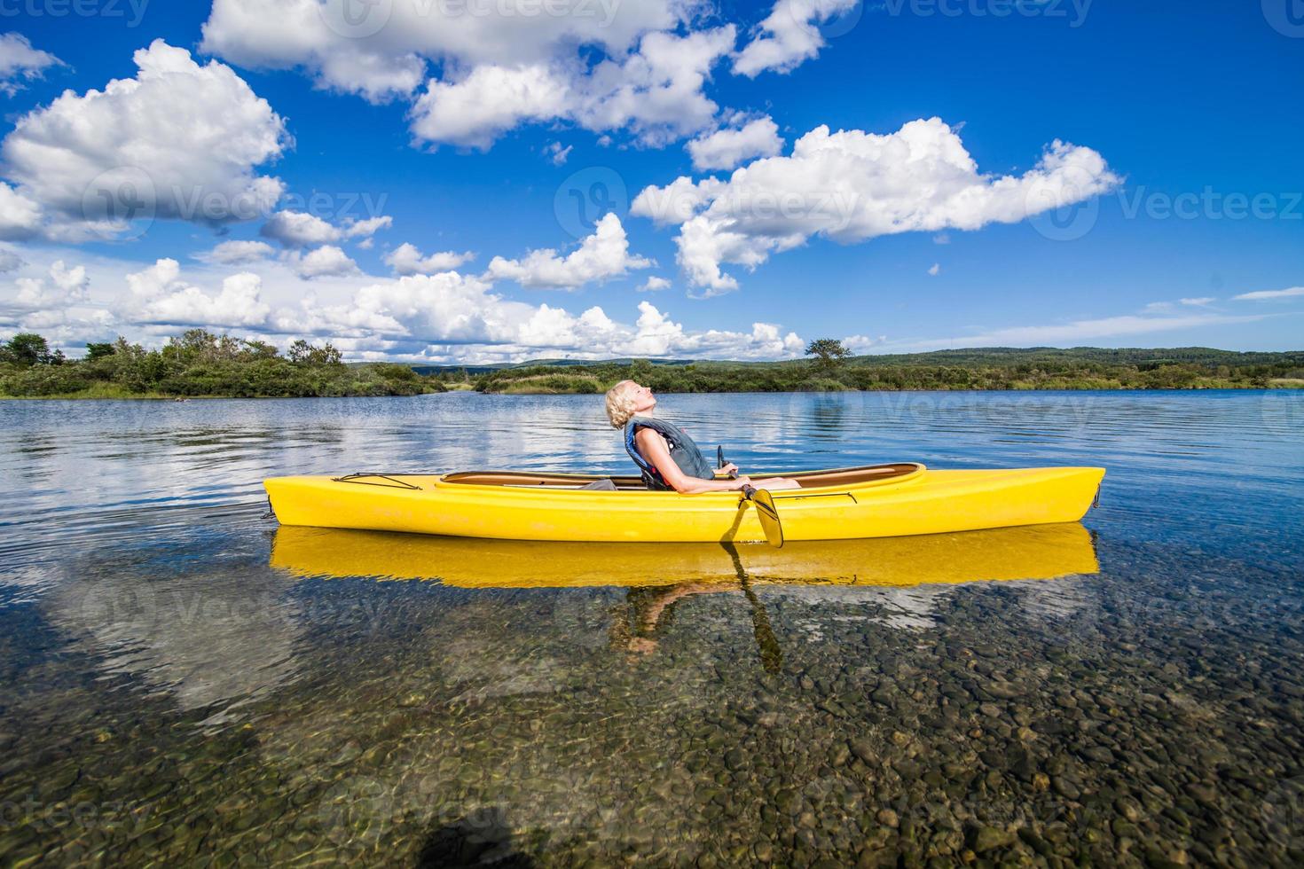 donna in kayak giallo foto